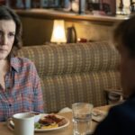 Melanie Lynskey in una scena della seconda stagione di “Yellowjackets”. Credits: Paramount+.