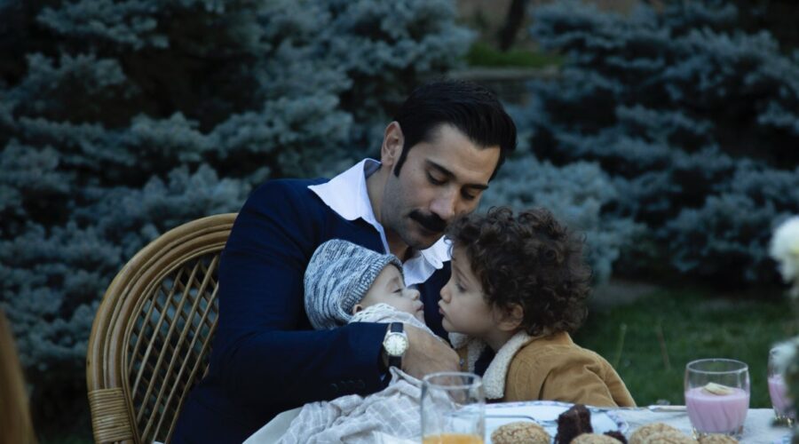 Ugur Günes (Yilmaz) in una scena di