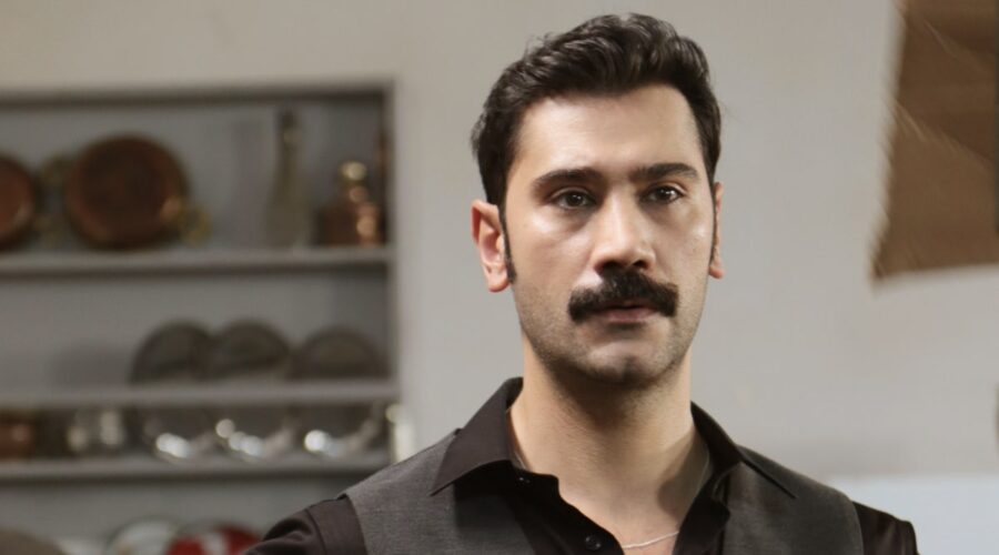 Ugur Günes (Yilmaz) in una scena di