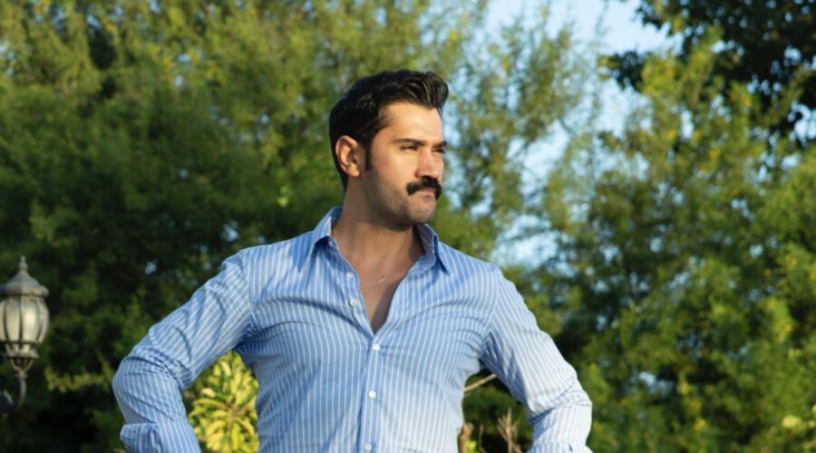 Ugur Günes (Yilmaz) in una scena di
