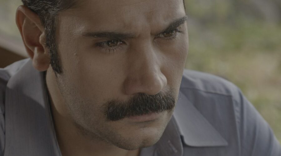 Ugur Günes (Yilmaz) in una scena di