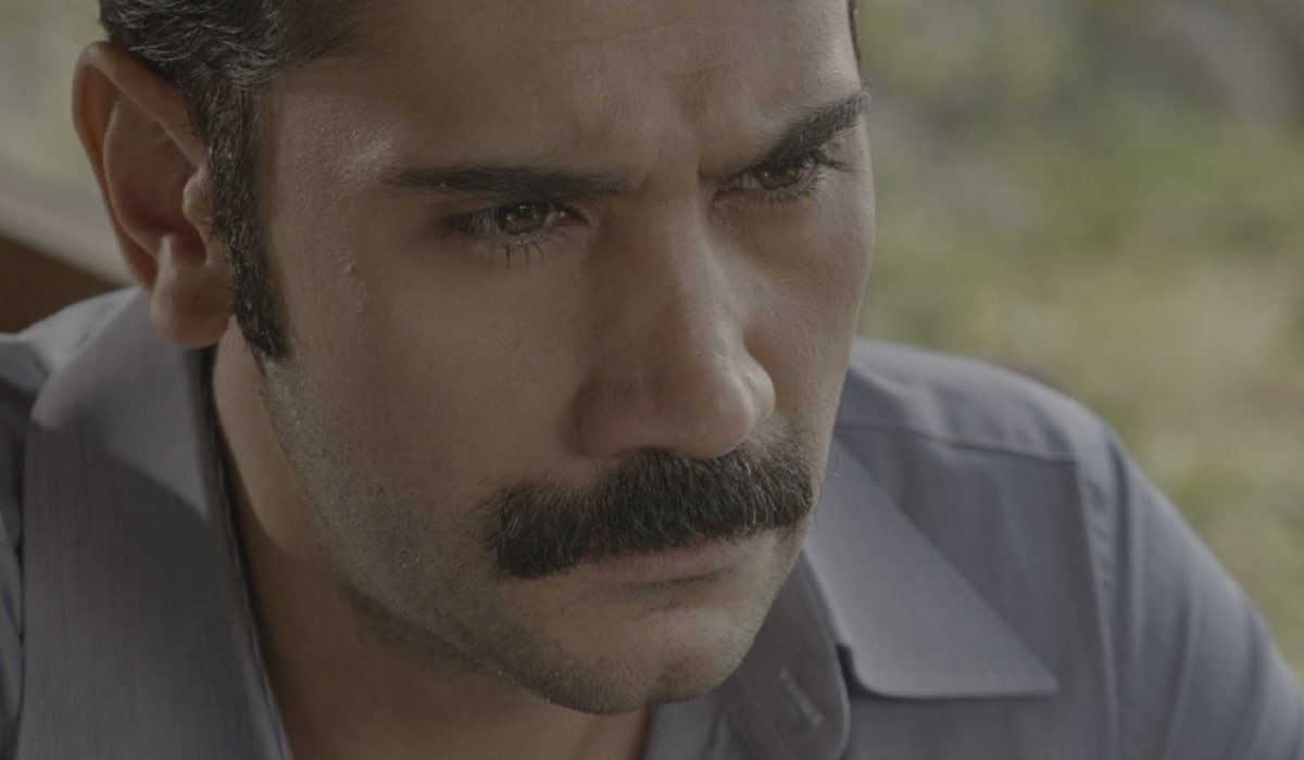 Ugur Günes (Yilmaz) in una scena di