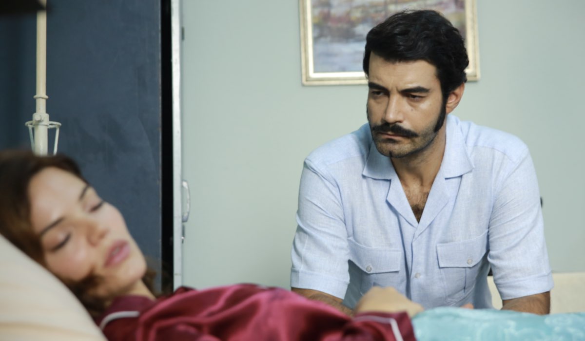 Da sinistra: Murat Ünalmis (Demir) e Hilal Altınbilek (Züleyha) in una scena di 