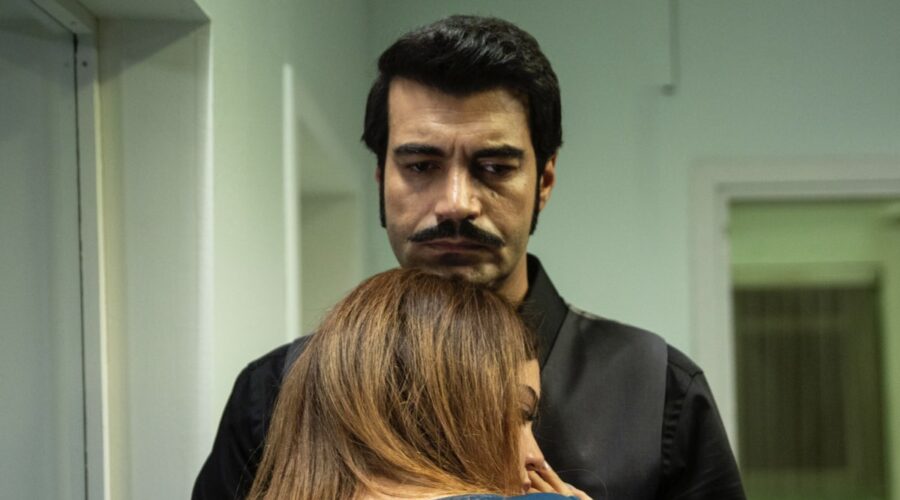 Da sinistra: Züleyha (Hilal Altinbilek) tra le braccia di Demir (Murat Ünalmis) in “Terra Amara”. Credits: RTI Mediaset.