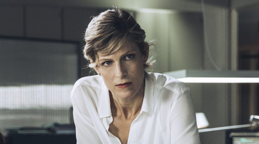 Alexia Barlier (Sophie Cross) in una scena della serie ”Sophie Cross”. Credits: Rai/Das Erste.