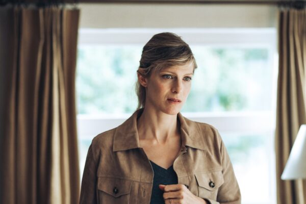 Alexia Barlier (Sophie Cross) in una scena della serie ”Sophie Cross”. Credits: Rai/Das Erste.