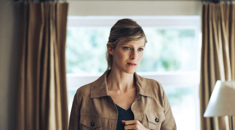 Alexia Barlier (Sophie Cross) in una scena della serie ”Sophie Cross”. Credits: Rai/Das Erste.