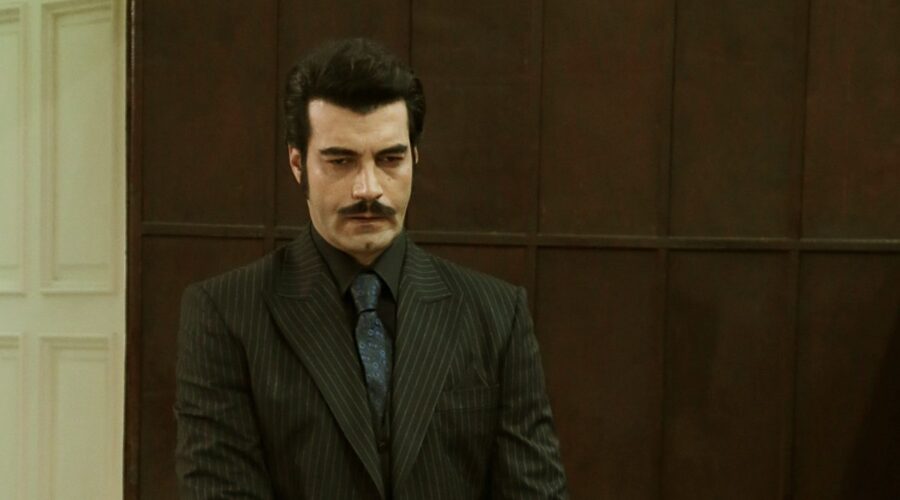 Murat Ünalmis (Demir) in una scena di 