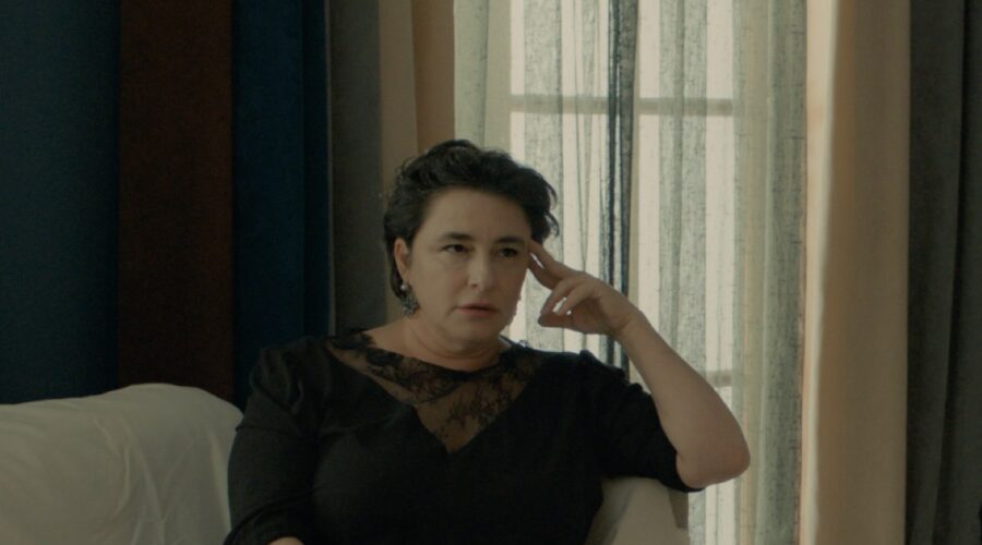 Behice Hekimoğlu (Esra Dermancıoğlu) in una scena di