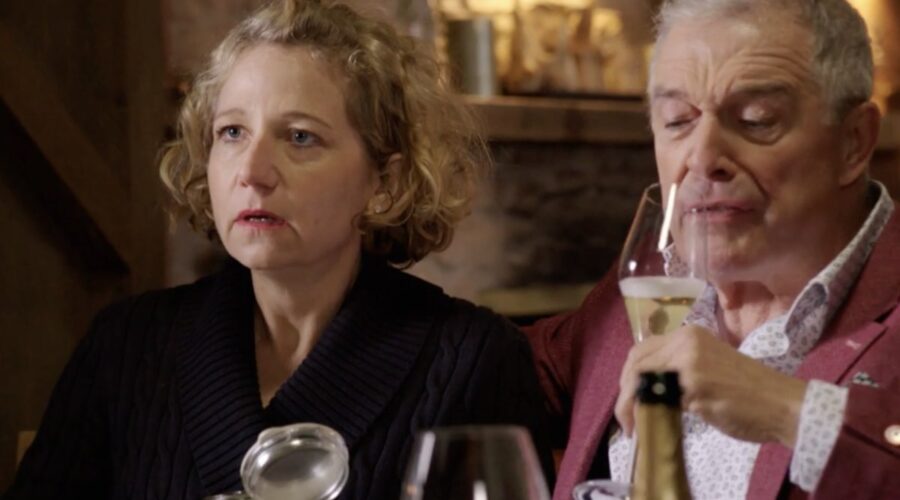 Da sinistra: Bettina Schönefeld (Natalie Hünig) e André Konopka (Joachim Lätsch) in un fotogramma di “Tempesta D'Amore”. Credits: Das Erste/Mediaset.