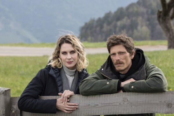 Da sinistra: Elena Radonicich e Matteo Martari sono i protagonisti di “Brennero”. Credits: Rai.