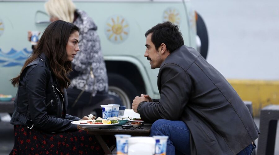 Da sinistra: Demet Ozdemir con Ibrahim Celikkol in una scena di “My Home My Destiny”. Credits: RTI Mediaset.