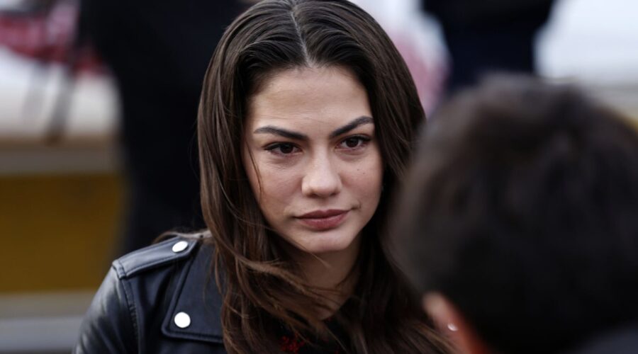 Da sinistra: Demet Özdemir (Zeynep) e Ibrahim Celikkol (Mehdi) in una scena di “My Home My Destiny”. Credits: RTI Mediaset.