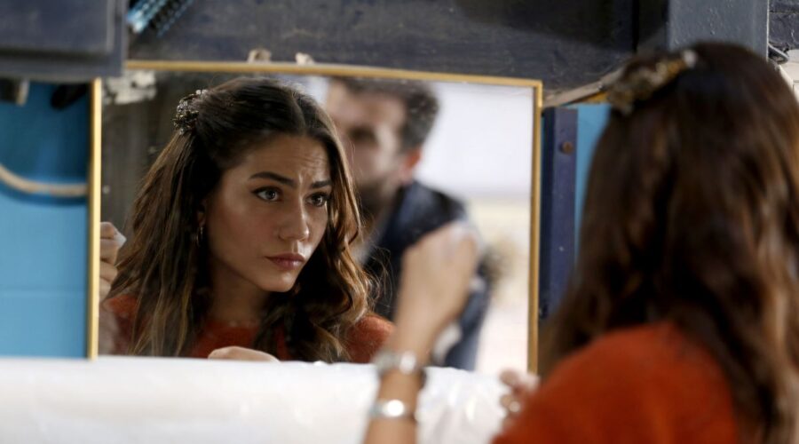 Demet Ozdemir in una scena di