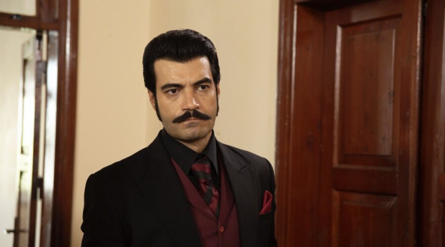 Murat Ünalmis (Demir) in una scena di