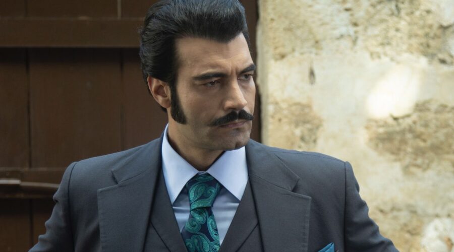 Murat Ünalmis (Demir) in una scena di