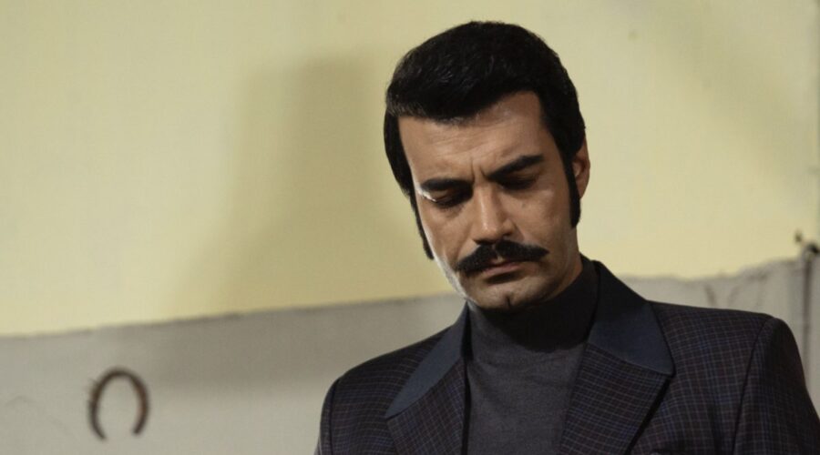 Murat Ünalmis (Demir) in una scena di