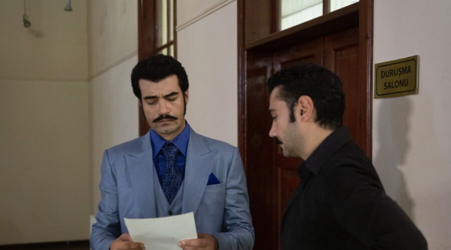 Da sinistra: Murat Ünalmis (Demir), Ugur Günes (Yilmaz) in una scena di “Terra Amara”. Credits: RTI Mediaset.
