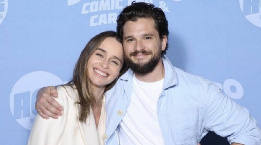 Emilia Clarke E Kit Harington Al Superhero Comic Con Credits Via Instagram