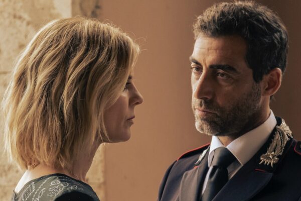 Da sinistra: Emilia Fox (Sylvia Fox) e Giovanni Cirfiera (Capitano Riva) in una scena di “Signora Volpe”. Credits: RTI Mediaset.
