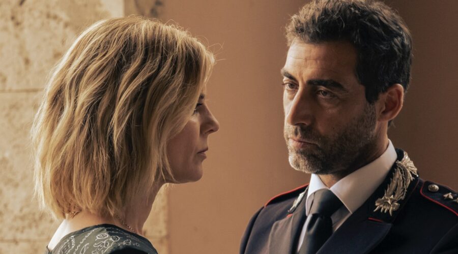 Da sinistra: Emilia Fox (Sylvia Fox) e Giovanni Cirfiera (Capitano Riva) in una scena di “Signora Volpe”. Credits: RTI Mediaset.