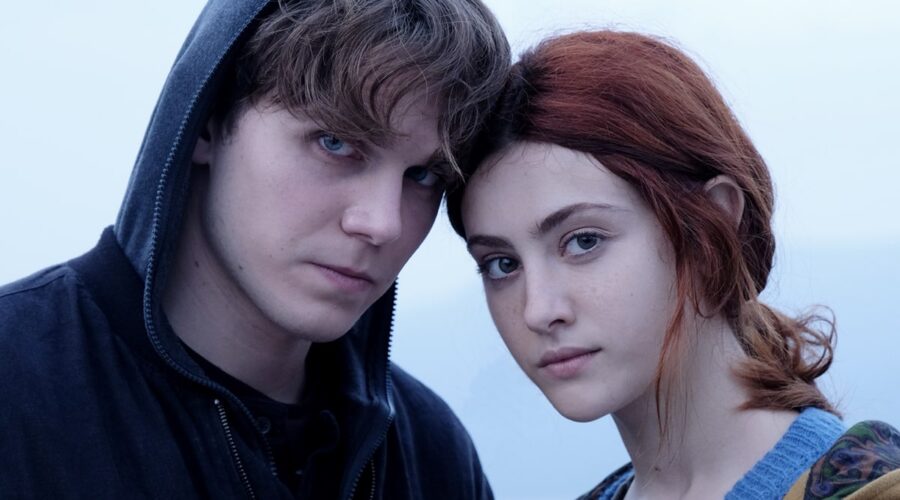 Una delle prime foto di “Eppure cadiamo felici”, diffusa in occasione della presentazione dei palinsesti Rai del 7 luglio 2023. Credits: Rai