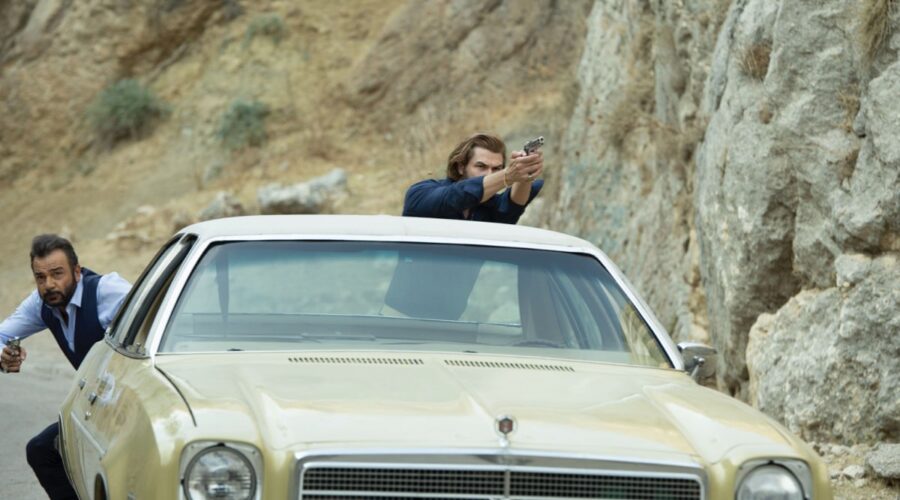 Da sinistra: Kerem Alisik (Fekeli) e Furkan Palali (Fikret) in una scena di “Terra Amara”. Credits: RTI Mediaset.