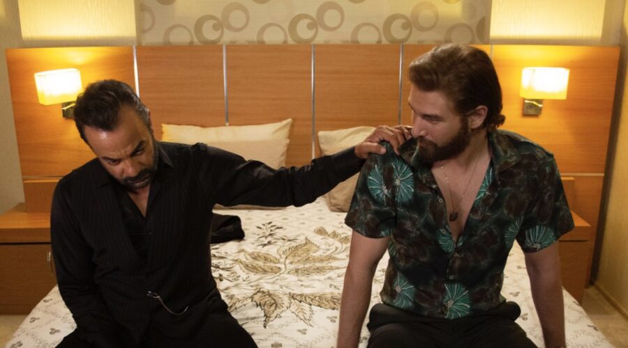 Da sinistra: Kerem Alisik (Fekeli) e Fikret (Furkan Palali) in una scena di