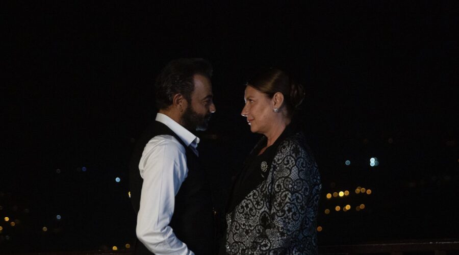 Da sinistra: Kerem Alisik (Fekeli) e Vahide Perçin (Hünkar) in una scena di