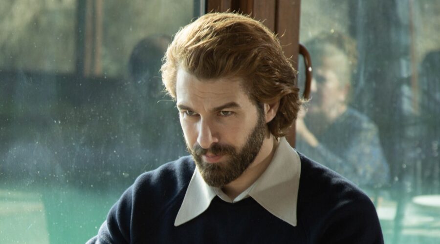 Fikret (Furkan Palali) in una scena di