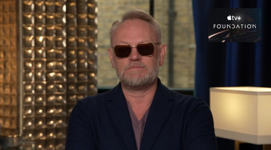 Jared Harris nell'intervista per la seconda stagione di “Fondazione”. Credits: fotogramma/Apple.