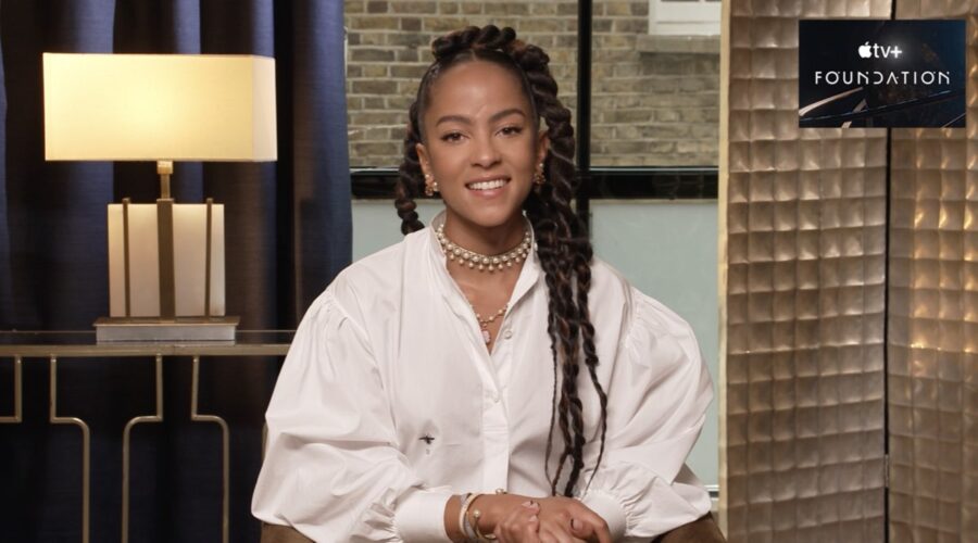 Lou Llobell nell'intervista per la seconda stagione di “Fondazione”. Credits: fotogramma/Apple.