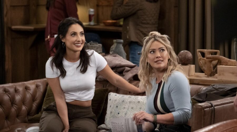 Da sinistra: Francia Raisa Almendarez e Hilary Duff sono Valentina e Sophie in una scena della seconda stagione di “How I Met Your Father”. Credits: Walt Disney Company Italia.