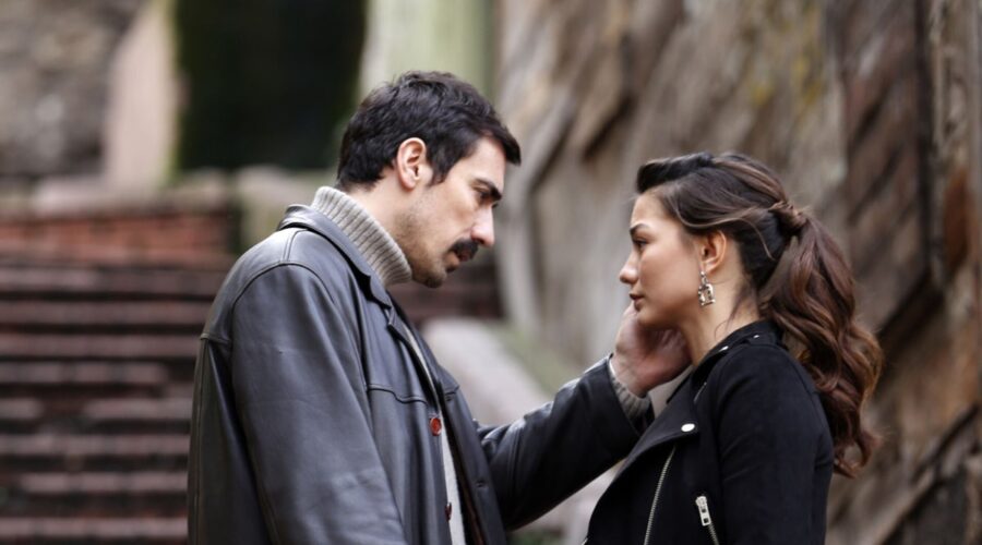 Da sinistra: Ibrahim Celikkol e Demet Ozdemir in una scena di “My Home My Destiny”. Credits: RTI Mediaset.