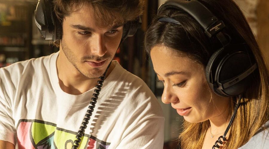 Alvaro Mel (interpreta David) e Anna Castillo (Margot) in una scena della serie tv