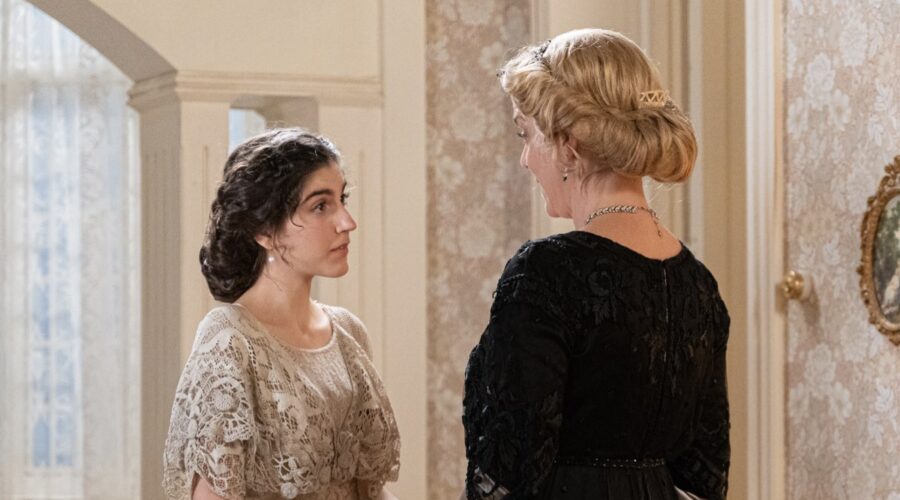 Da sinistra: Paula Losada (Jimena De Los Infantes) ed Eva Martín (Cruz Ezquerdo) in una scena de “La Promessa”. Credits: RTI Mediaset.