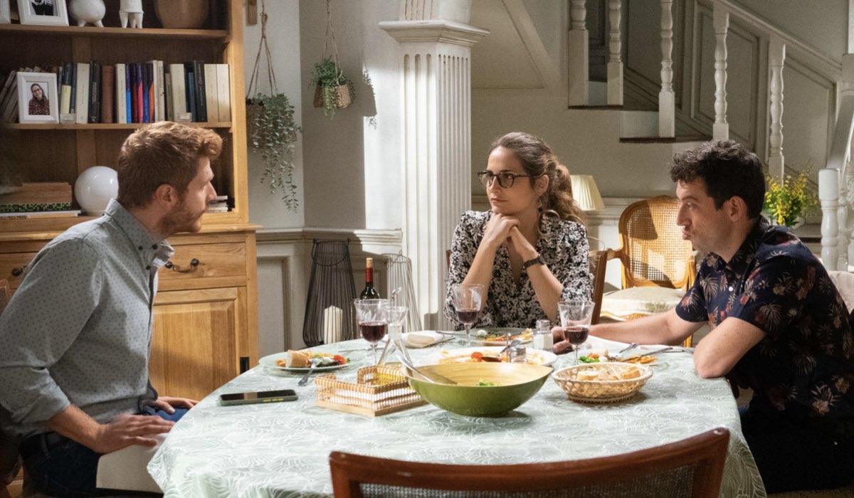 Da sinistra: Juanlu Gonzales (Leo), Laura Ledesma (Julia) e Agustin Otòn (Sebas) in una scena di “Un altro domani”. Credits: Mediaset