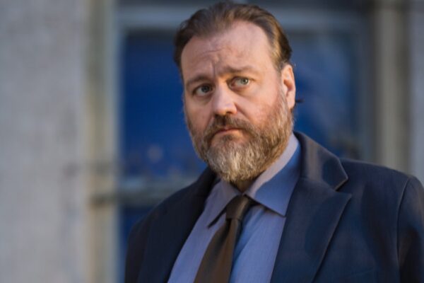 Una delle prime foto di “Kostas”, diffusa in occasione della presentazione dei palinsesti Rai del 7 luglio 2023. Credits: Rai