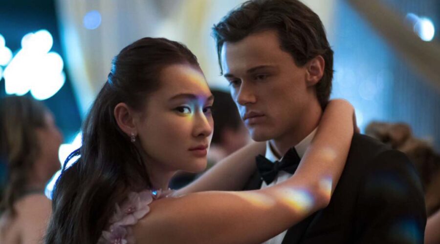 Lola Tung e Christopher Briney in una scena de