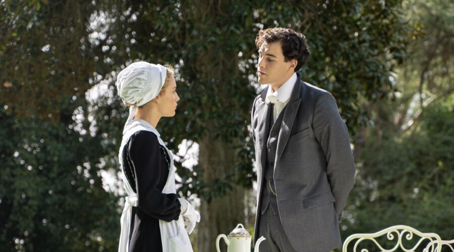 Ana Garces (Jana Exposito) e Xavi Lock (Curro De La Mata) in una scena de