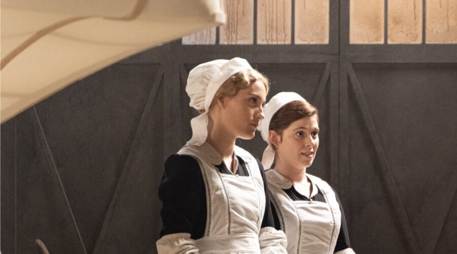 Da sinistra: Ana Garces (Jana Exposito) e Sara Molina (Maria Fernandez) in una scena de