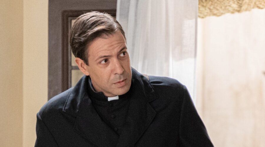 Chico García (Padre Camilo) in una scena de “La Promessa”. Credits: RTI Mediaset.