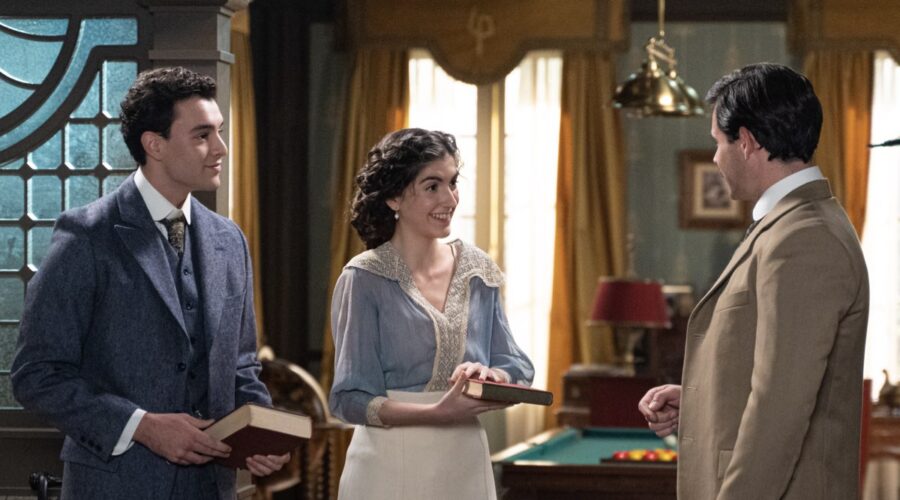 Da sinistra: Xavi Lock (Curro De La Mata), Paula Losada (Jimena De Los Infantes) e Arturo Sancho (Manuel Luján) in una scena de “La Promessa”. Credits: RTI Mediaset.