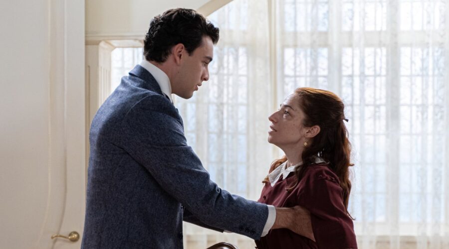 Da sinistra: Xavi Lock (Curro De La Mata) e Alicia Moruno (Eugenia) in una scena de “La Promessa”. Credits: RTI Mediaset.