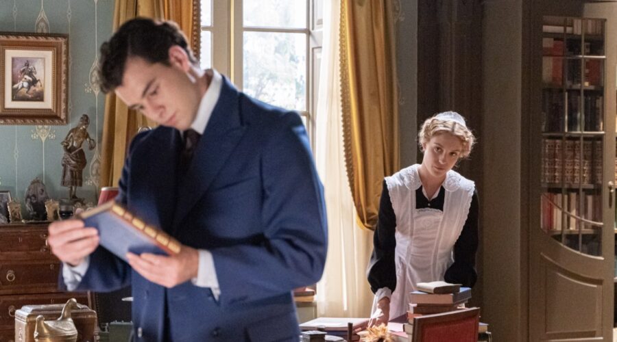 Da sinistra: Xavi Lock (Curro De La Mata) e Ana Garces (Jana Exposito) in una scena de “La Promessa”. Credits: RTI Mediaset.