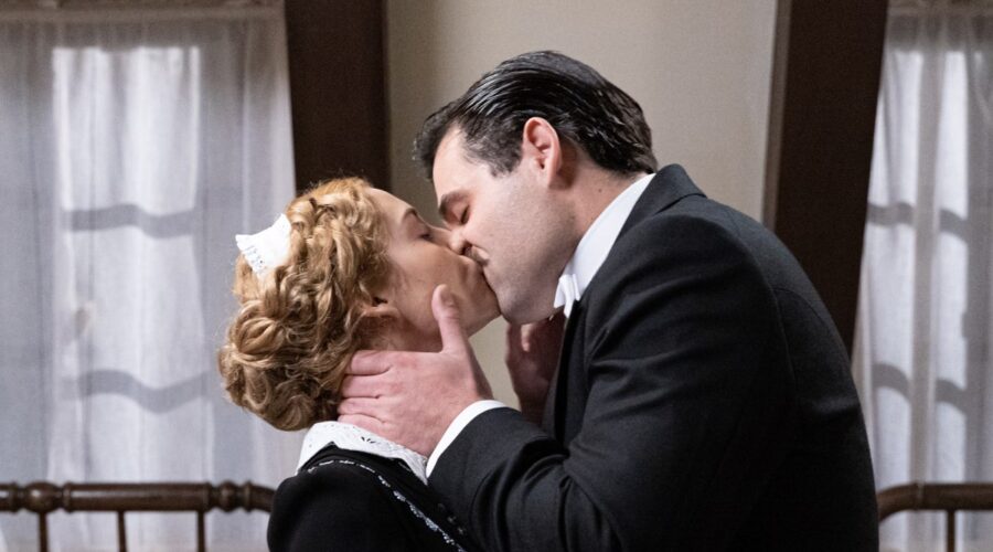 Da sinistra: Ana Garces (Jana Exposito) e Arturo Sancho (Manuel Luján) in una scena de “La Promessa”. Credits: RTI Mediaset.