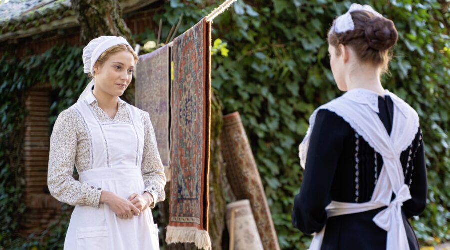 Da sinistra: Ana Garces (Jana Exposito) e Sara Molina (Maria Fernandez) in una scena de “La Promessa”. Credits: RTI Mediaset.