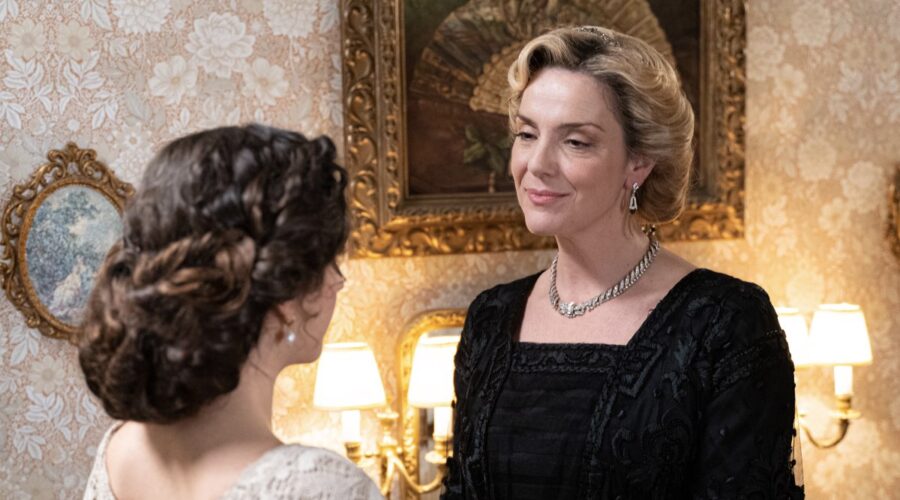 Da sinistra: Paula Losada (Jimena De Los Infantes) ed Eva Martín (Cruz Ezquerdo) in una scena de “La Promessa”. Credits: RTI Mediaset.