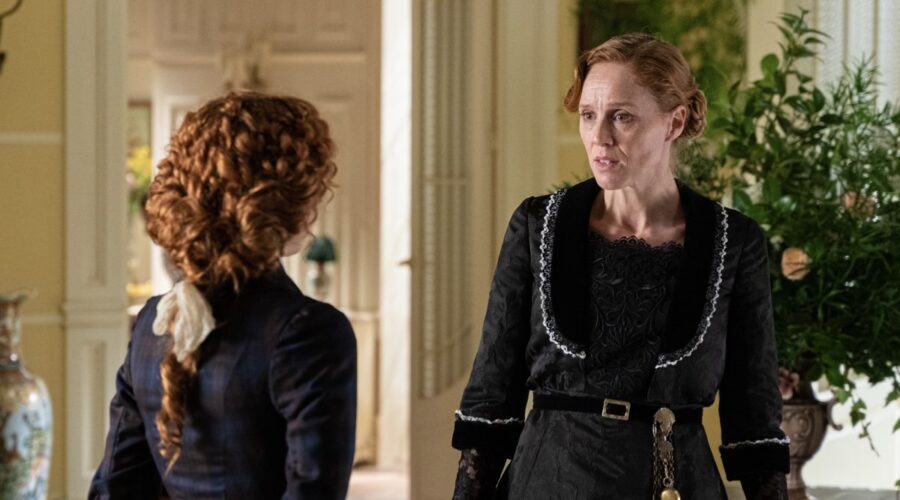 Da sinistra: Alicia Bercan (Leonor Luján) e Maria Castro (Pia Adarre) in una scena de “La Promessa”. Credits: RTI Mediaset.