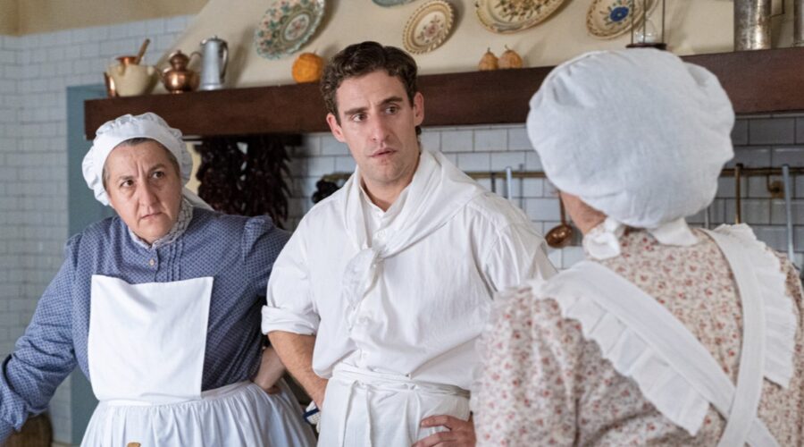 Da sinistra: Carmen Flores (Simona Martínez), Enrique Fortún (Lope Ruiz) e Teresa Quintero (Candela García) in una scena de “La Promessa”. Credits: RTI Mediaset.